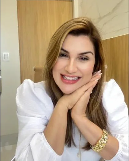 Dra. Fabíola Mello sorrindo